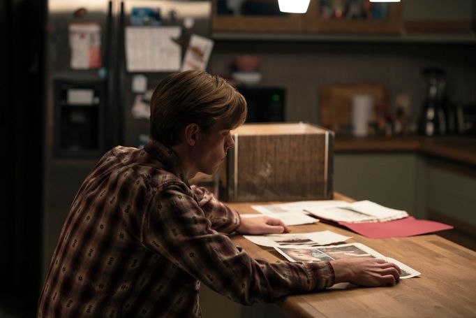 Finn Bennett jako Peter.