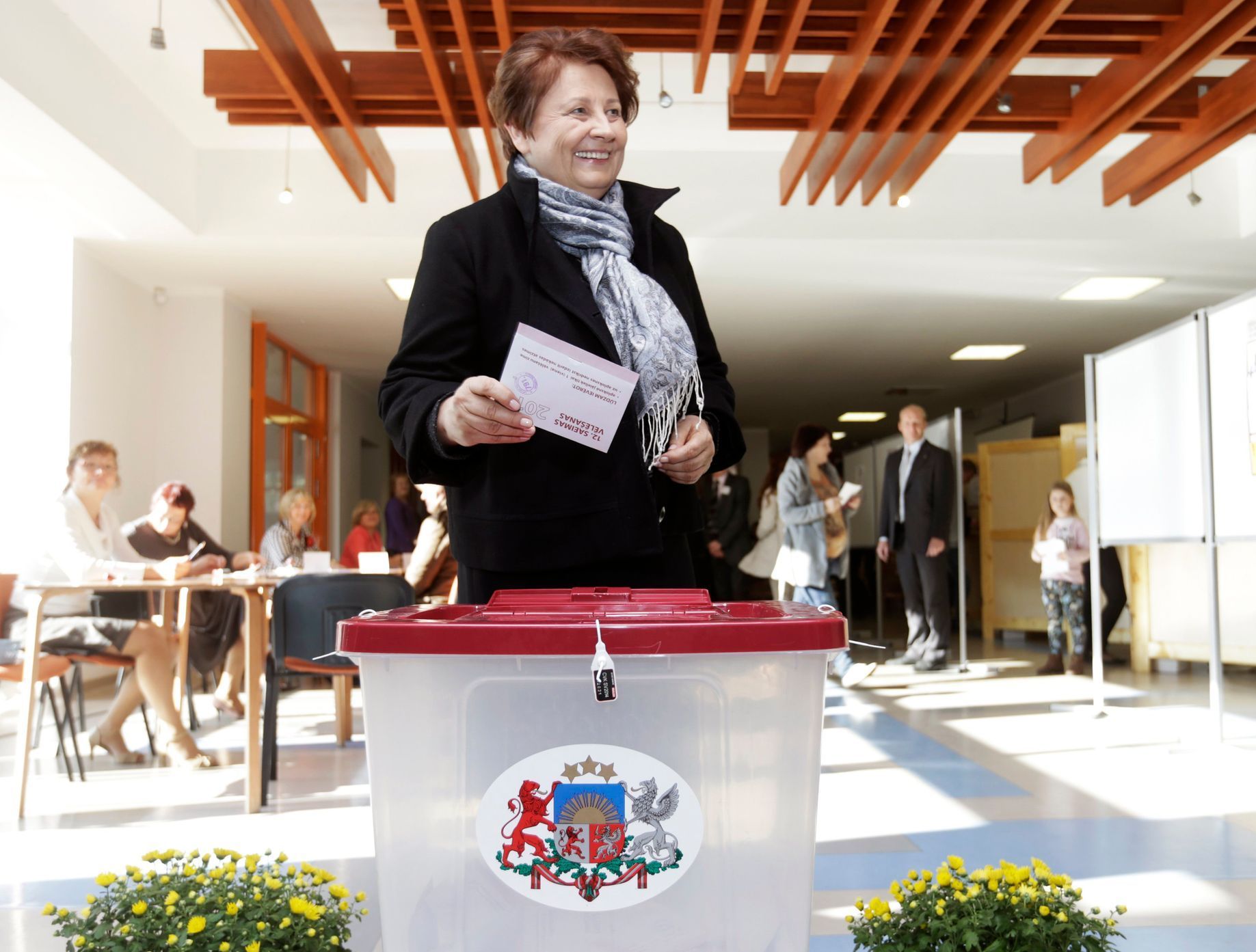 Lotyšská premiérka Laimdota Straujumaová při volbách 2014