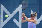 Patnáctiletá Fruhvirtová si zapsala první výhru na okruhu WTA, Martincová končí