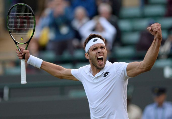 Jiří Veselý se raduje z vítězství nad Dominicem Thiemem ve druhém kole Wimbledonu 2016