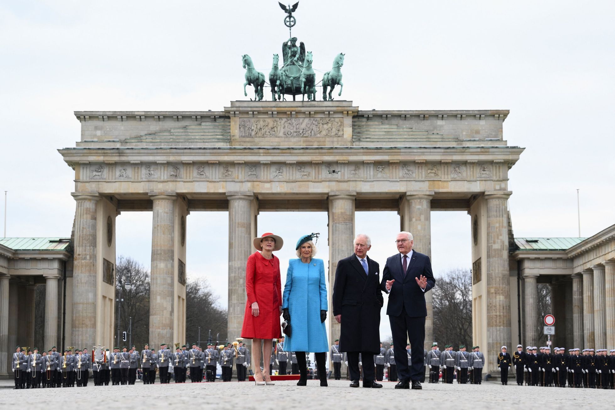 Elke Buedenbenderová, Camilla, Karel III. a Frank-Walter Steinmeier.