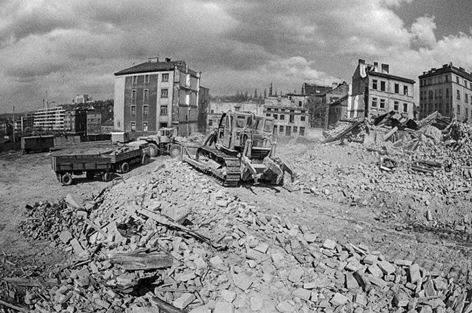 Fotograf Karel Bucháček (*1932 + 2008) zachytil, jak komunisté zdemolovali starobylou část pražské čtvrti Žižkov