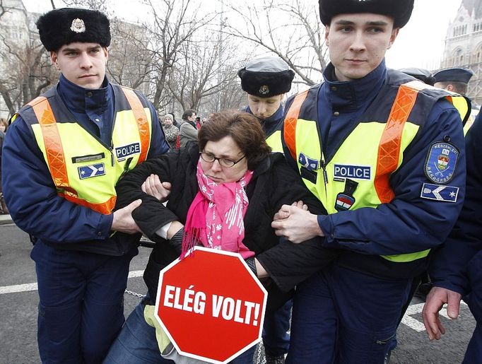 Už je toho dost, protestovali v Budapešti opoziční poslanci. Policie je vyvedla