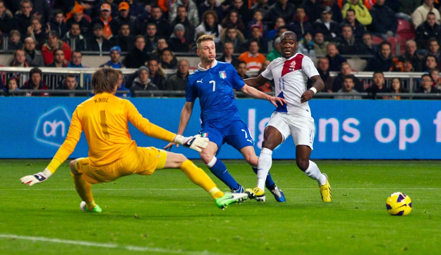 Fotbal, Nizozemsko - Itálie: Tim Krul a  Ola John (vpravo) - Ignazio Abate