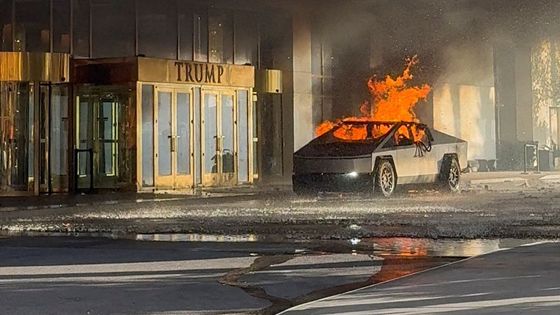 Hořící Tesla Cybertruck před hotelem Trump v Las Vegas.