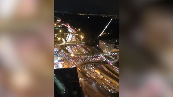 Rekordní dopravní zácpa v Paříži. Před uzavřením města lidé provoz totálně zastavili