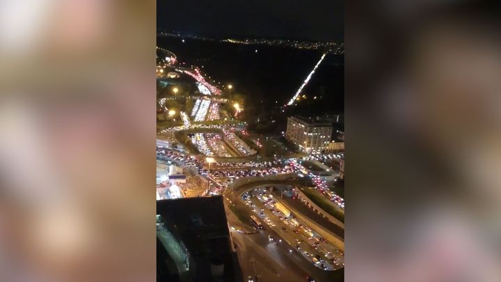 Rychle opustit město, než ho zavřou. Paříž ochromila rekordní dopravní zácpa