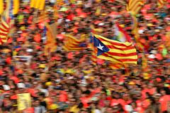 Katalánští separatisté přišli o absolutní většinu, stíhaní poslanci nemohou hlasovat