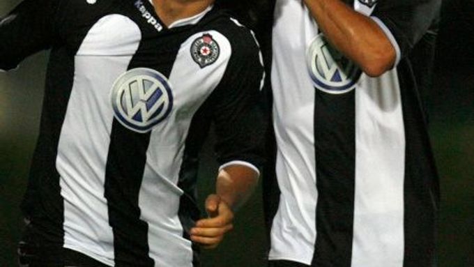 Stevan Jovetič a Juca Roberto se radují ze vstřelení gólu v zápase předkola Poháru UEFA mezi Partizanem Bělehrad a HSK Zrinjski.