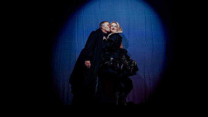 Na snímku z nové inscenace Hamleta jsou Jiří Zapletal jako Claudius a Martina Nováková jako Gertruda.