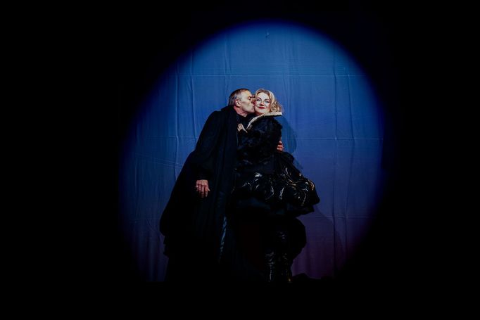 Jiří Zapletal jako Claudius a Martina Nováková jako Gertruda.