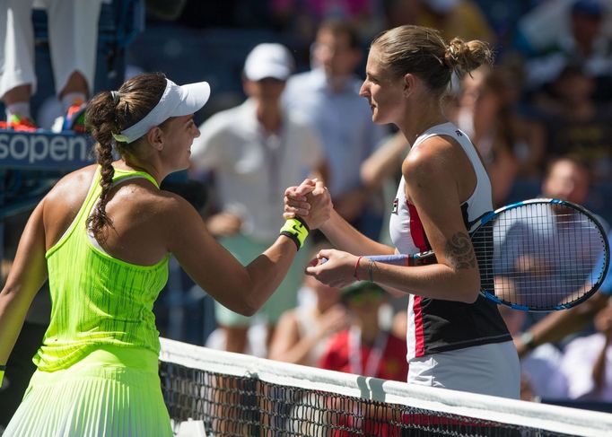 Ana Konjuhová (vlevo) a Karolína Plíšková ve čtvrtfinále US Open 2016.