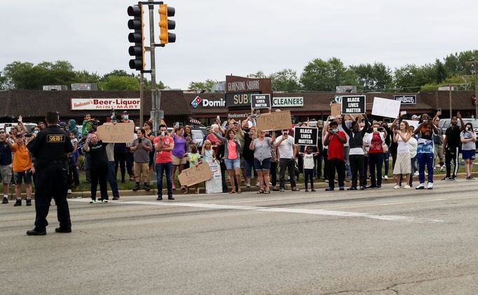 Americký prezident Donald Trump navštívil město Kenosha, kde probíhaly protesty proti policejnímu násilí.