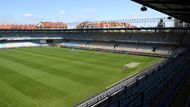 Generali Arena - Zastavme se na chvíli u fotbalového stánku na Letné. Takhle ho známe dnes, ale na předchozích snímcích jste si mohli všimnou, jak vypadal v první polovině 20. století. Kdysi se sem vešlo až přes 40 tisíc diváků. Dnes po poslední přetavbě v roce 1994 tu může fandit jen zhruba o polovinu méně.