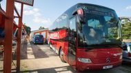 Sparťanský autobus zaparkovaný u stadionu je neklamným znamením, že Živanice čeká fotbalový svátek. Vždyť přijel úřadující mistr nejvyšší české soutěže!