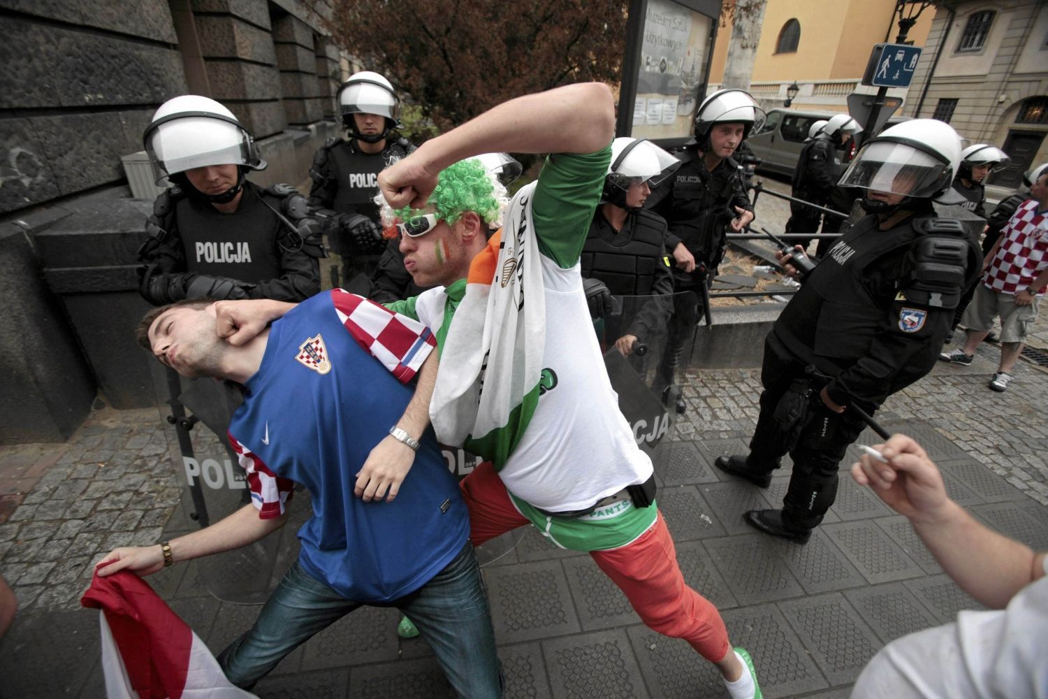 Fanoušek Irska hraje, že se pere s fanouškem Chorvatska v Poznani během Eura 2012