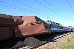 Srážku nákladních vlaků zřejmě zavinil lidský faktor