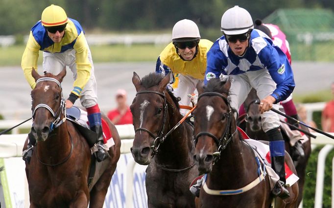 Peleton v čele s Kadynym na pražské Velké Chuchli 2012.