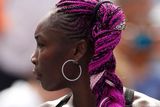 Extravagantní Venus Williamsová - Na domácí grandslam se pořádně vymódila, její fialové vlasy uchvátily fanoušky i fotografy. Daleko ale nedošla. Číňanka Čeng Tie jí vyprovodila už v druhém kole.