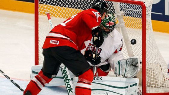 Alexander Salák dostal od borců s bílým křížem na prsou celkem čtyři góly, ten pátý přidali Švýcaři z power play do prázdné branky.