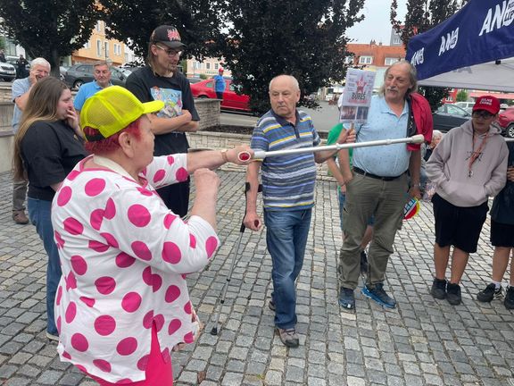 Jedna ze seniorek se v Přešticích ohnala po Babišově kritikovi Josefu Šlesingerovi, který jezdí často na jeho mítinky a upozorňuje na Babišovu problematickou minulost.