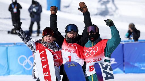 Slopestyle snowboardistek na ZOH 2022 v Pekingu: Zleva stříbrná Julia Marinová, vítězka Zoi Sadowská Synnottová a bronzová Tess Coadyová.