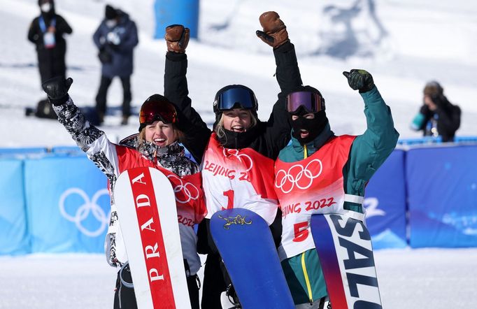 Slopestyle snowboardistek na ZOH 2022 v Pekingu: Zleva stříbrná Julia Marinová, vítězka Zoi Sadowská Synnottová a bronzová Tess Coadyová.