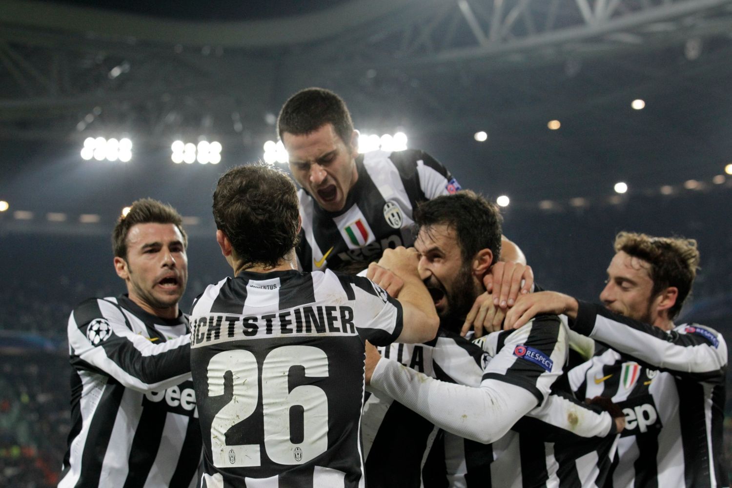 Fotbalisté Juventusu slaví gól v utkání Ligy mistrů 2012/13 proti Chelsea.