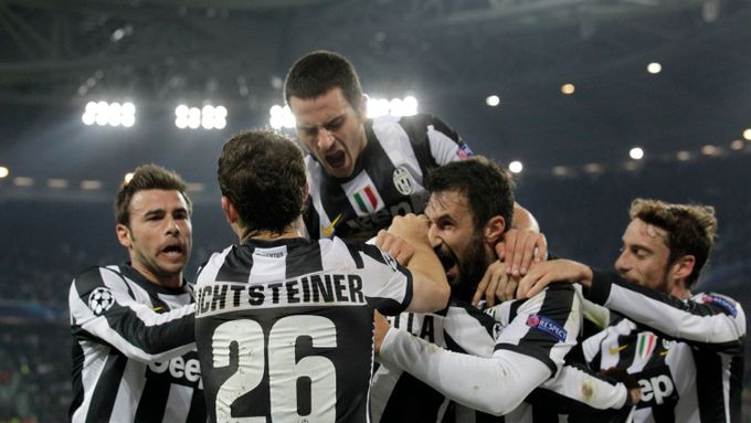 Fotbalisté Juventusu Turín se radují z jednoho ze tří gólů