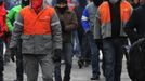 Arcelor Mittal workers from the Liege site take part in a demonstration outside Prime Minister Elio Di Rupo's office, where a political meeting is taking place, in Brussels January 25, 2013. ArcelorMittal, the world's largest steel producer, plans to shut a coke plant and six finishing lines at its site in Liege Belgium, affecting 1,300 employees, the group said on Thursday. REUTERS/Yves Herman (BELGIUM - Tags: BUSINESS CIVIL UNREST EMPLOYMENT) Published: Led. 25, 2013, 12:35 odp.