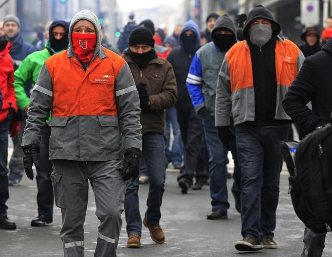 Arcelor Mittal workers from the Liege site take part in a demonstration outside Prime Minister Elio Di Rupo's office, where a political meeting is taking place, in Brussels January 25, 2013. ArcelorMittal, the world's largest steel producer, plans to shut a coke plant and six finishing lines at its site in Liege Belgium, affecting 1,300 employees, the group said on Thursday. REUTERS/Yves Herman (BELGIUM - Tags: BUSINESS CIVIL UNREST EMPLOYMENT) Published: Led. 25, 2013, 12:35 odp.