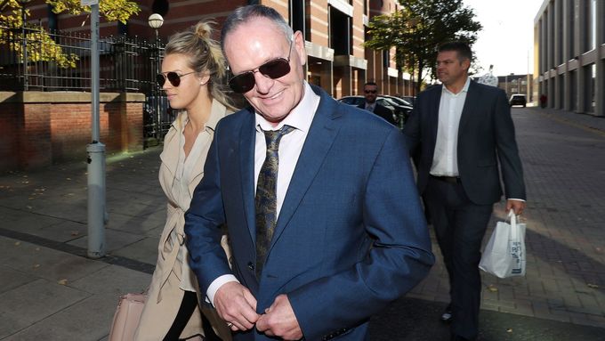Paul Gascoigne odchází od soudu, který ho zbavil obvinění ze sexuálního napadení