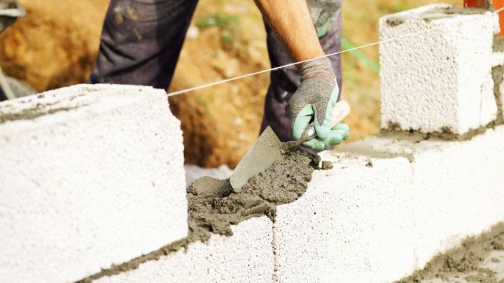 Blíží se cihlová krize. Češi mohutně zdí, největší výrobce už nebere nové objednávky; Zdroj foto: iStock