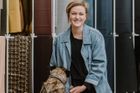 K šití ji inspiroval děda. Česká designérka zachraňuje textil a přetváří odpad v módu