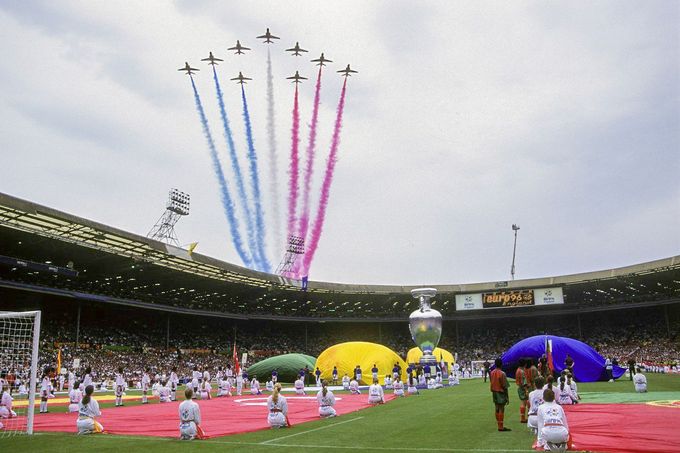 Zahajovací ceremoniál na stadionu ve Wembley. Mistrovství Evropy ve fotbale 1996 v Anglii, Londýn, 8. června 1996