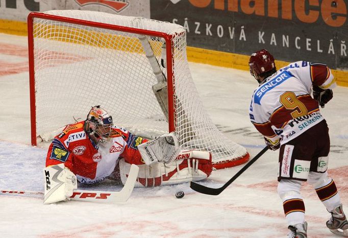 Hokejové derby Slavia - Sparta: kapitán Sparty David Výborný v gólové šanci v první třetině