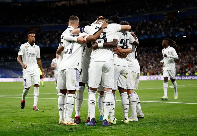 Radost fotbalistů Realu Madrid po gólu v úvodním utkání čtvrtfinále Ligy mistrů 2022/2023 proti Chelsea