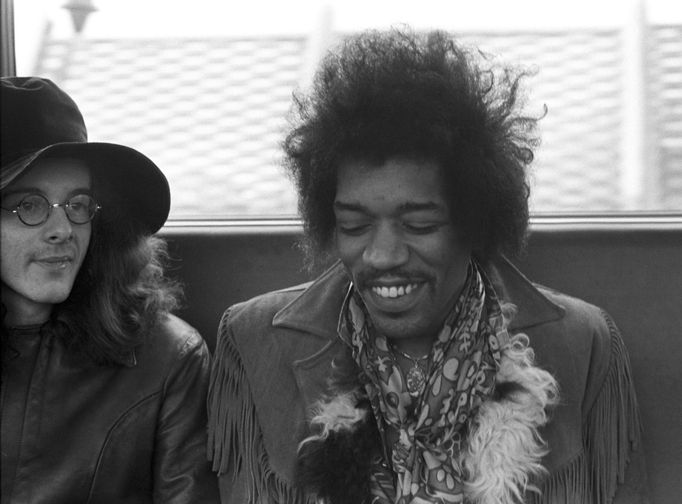 Jimi Hendrix (vpravo) s basistou Noelem Reddingem po příletu do Hamburku, leden 1969.