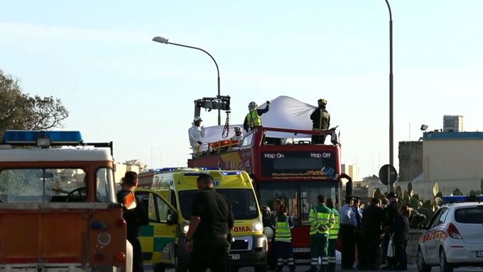 Autobus s otevřenou střechou na Maltě narazil do větví. Dva turisté zemřeli