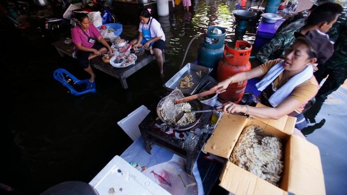 Bangkok dál sužují záplavy, Thajsko hlásí už 400 mrtvých