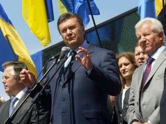 Ukrajinská opozice tvrdí, že premiér Viktor Janukovyč  pracuje více pro ruské, než pro domácí zájmy