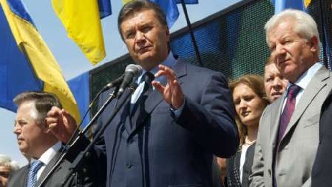 Lídři nové koalice (zleva): Pjotr Simonenko (KPU), Viktor Janukovyč a šéf parlamentu Oleksandr Moroz (SPU)