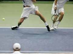 Ruská dvojice Igor Andrejev a Nikolaj Davyděnko během finálové čtyřhry Davisova poháru proti USA