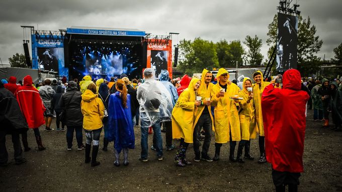 Návštěvníci festivalu Colors of Ostrava se museli ve středu 18. 7. 2018 potýkat s intenzivním deštěm.