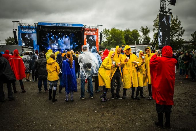 Návštěvníci festivalu Colors of Ostrava se museli ve středu 18. 7. 2018 potýkat s intenzivním deštěm.