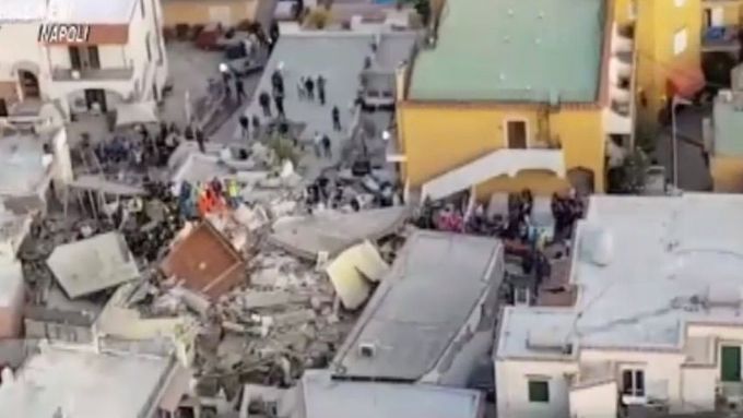 Otřesy o síle čtyř stupňů nedaleko italské Neapole zničily v pondělí několik domů i část kostela.