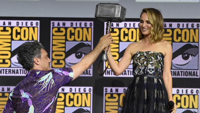Režisér Taika Waititi předává Thorovo kladivo herečce Natalie Portmanové.