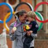 Americká cyklistka Kristin Armstrongová slaví zlatou medaili se svým dvouletým synem Lucasem Williamem Savolou na OH 2012 v Londýně.