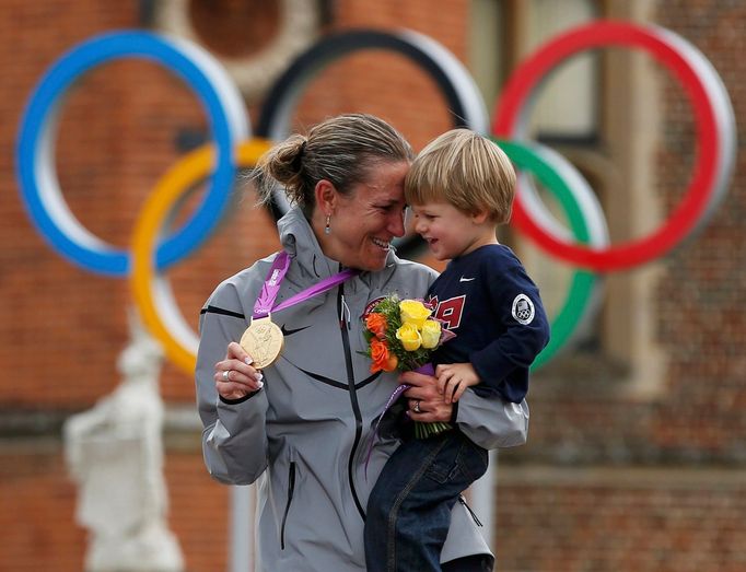 Americká cyklistka Kristin Armstrongová slaví zlatou medaili se svým dvouletým synem Lucasem Williamem Savolou na OH 2012 v Londýně.