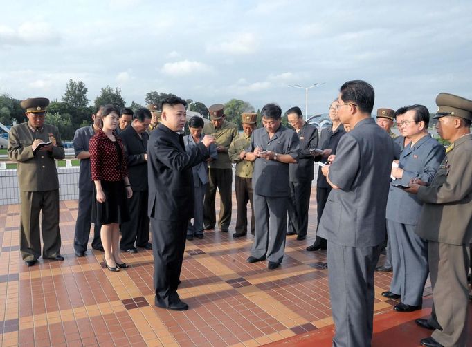 North Korean leader Kim Jong-Un (C) and an unidentified woman (red) visit the Rungna People's Pleasure Ground, which is nearing completion, in this undated picture released by the North's KCNA in Pyongyang on July 25, 2012. REUTERS/KCNA (NORTH KOREA - Tags: POLITICS) THIS IMAGE HAS BEEN SUPPLIED BY A THIRD PARTY. IT IS DISTRIBUTED, EXACTLY AS RECEIVED BY REUTERS, AS A SERVICE TO CLIENTS. NO THIRD PARTY SALES. NOT FOR USE BY REUTERS THIRD PARTY DISTRIBUTORS. QUALITY FROM SOURCE Published: Čec. 25, 2012, 10:41 dop.